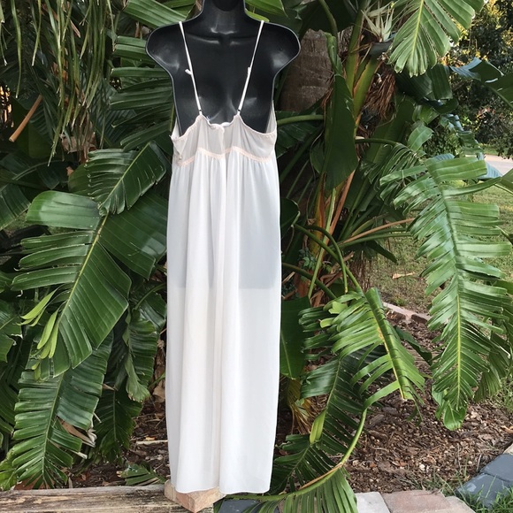 Sheer nightgown with ruffled bust - Picture 4 of 7